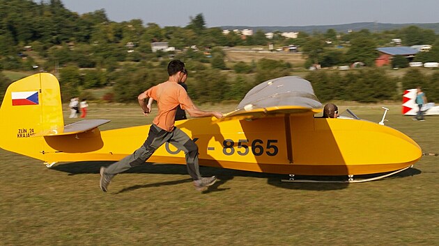 Letoun Z-24 Krajnek na letiti v brnnskch Medlnkch.