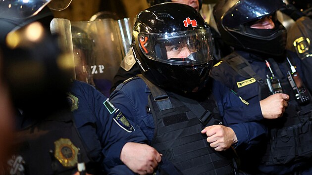 Lid demonstruj pobl nhradnho sdla mexickho Sentu. Ulice ste policie. (10. z 2024)