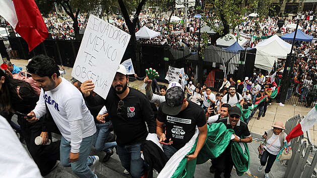 Lid demonstruj pobl nhradnho sdla mexickho Sentu. Ulice ste policie. (10. z 2024)