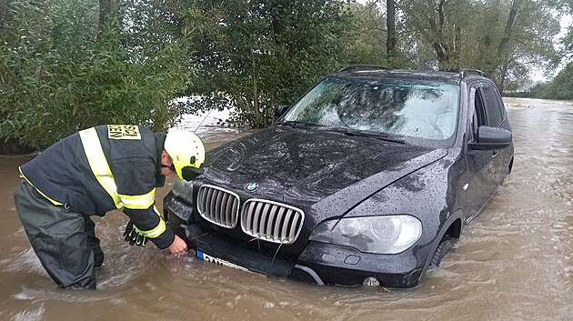 Chocet hasii museli bhem povodn mezi Plchvkami a jezdem vysvobozovat BMW, ve kterm jela rodina s kojencem. (14. z 2024)