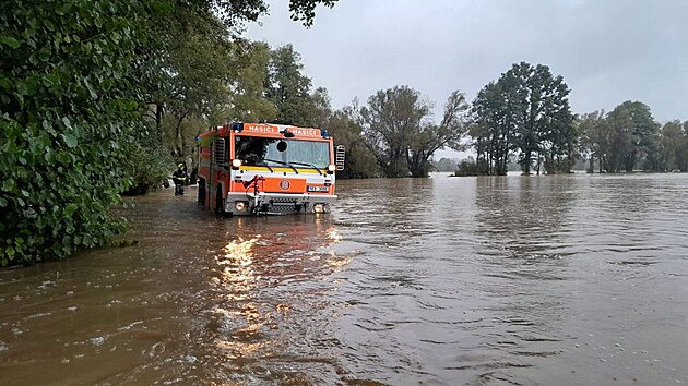 Choce�t� hasi�i museli b�hem povodn� mezi Plch�vkami a �jezdem vysvobozovat BMW, ve kter�m jela rodina s kojencem. (14. z��� 2024)