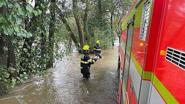 Choce�t� hasi�i museli b�hem povodn� mezi Plch�vkami a �jezdem vysvobozovat BMW, ve kter�m jela rodina s kojencem. (14. z��� 2024)
