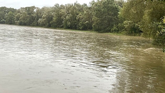 Choce�t� hasi�i museli b�hem povodn� mezi Plch�vkami a �jezdem vysvobozovat BMW, ve kter�m jela rodina s kojencem. (14. z��� 2024)