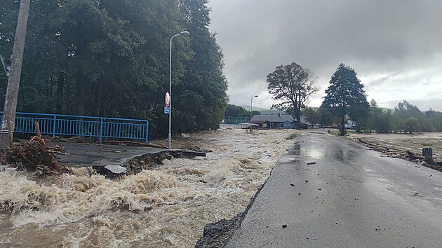 Doln Moravou se v nedli rno prohnala povodov vlna. Voda zaala opadat a odpoledne. kody pjdou do milion korun. (15. z 2024)