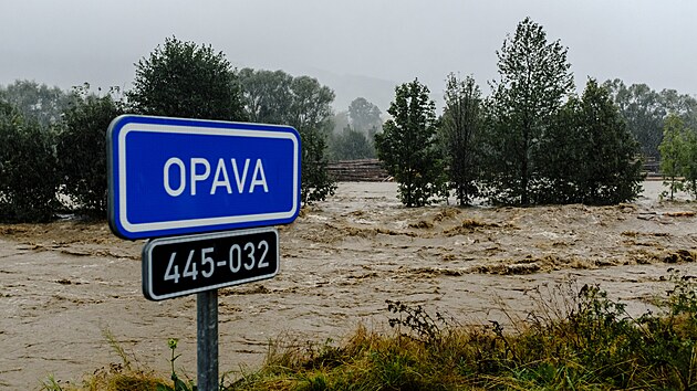 Rozvodnn eka Opava ve Vrbnu pod Praddem. Voda se rozlv z beh a bere ve, co j pijde do cesty. (15. z 2024)