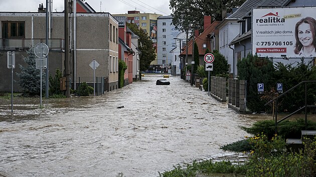 Zaplaven ulice v Opav, kam dorazila stolet voda. (15. z 2024)