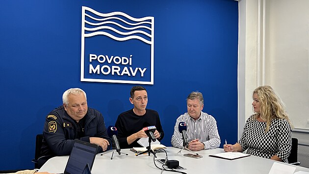 Zleva vedouc hasi Ji Pelikn, hejtman Jan Grolich a f Povod Moravy Vclav Gargulk na tiskov konferenci 12. z 2024 po jednn povodov komise Jihomoravskho kraje.