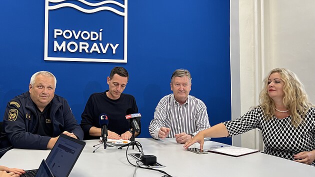 Zleva vedouc hasi Ji Pelikn, hejtman Jan Grolich a f Povod Moravy Vclav Gargulk na tiskov konferenci 12. z 2024 po jednn povodov komise Jihomoravskho kraje.