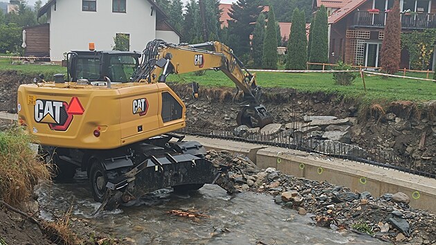 Hasii a obce na Jesenicku se pipravuj na pvaly vody, kter meteorologov pedpovdaj. Takto museli narychlo zpevnit koryto ky Bl, na jeho celkov prav se u del dobu pracuje. (12. z 2024)