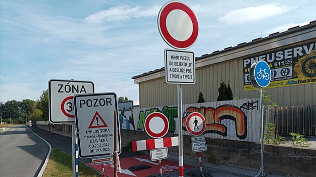 Kdy u je to moc. Na tomto mst by se lovk musel nejdve zastavit, aby stihl zaznamenat vechny zkazov znaky a doplkov tabulky. Snmek je z Vrbensk ulice v eskch Budjovicch.