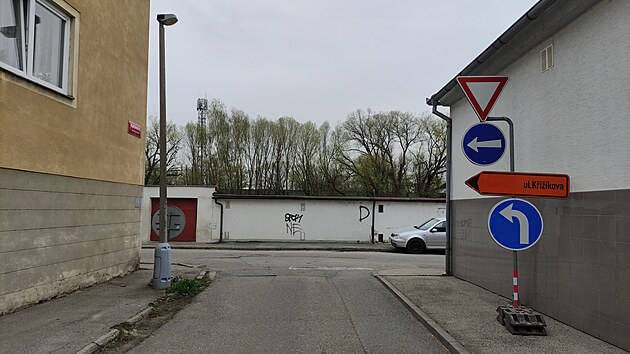 Tady evidentn jen jeden pikzan smr jzdy nesta. Snmek je z eskobudjovick tvrti Mlad.