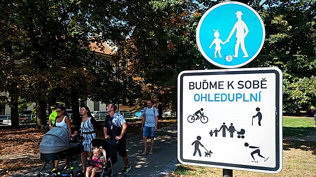 Tabulka m pomoci k vt ohleduplnosti vech uivatel stezek v eskch Budjovicch.