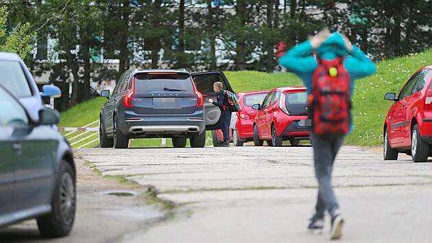 Nejv�t�� proud d�t� do �koly m��� ze sousedn�ho s�dli�t� V��ina. Mus� se p�i tom propl�tat mezi auty na panelov� cest�. Podle rodi�� to je nebezpe�n� a ned�stojn�.