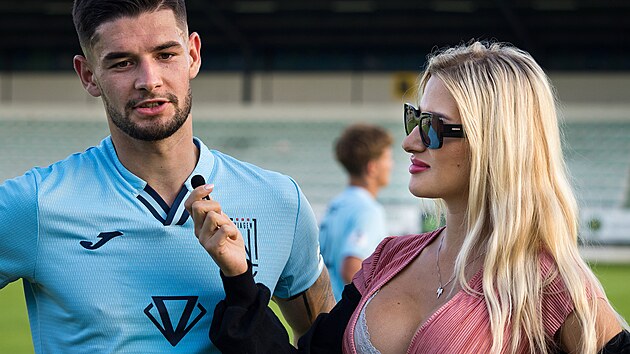 �esk� fotbalov� liga, Ban�k Most - Sou� - FK Viagem �st� nad Labem. Moder�torka �steck�ho klubu T��a Bystro�ov� zpov�d� Davida �ern�ho.