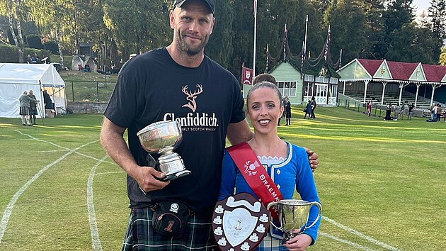 Vladislav Tul��ek, hv�zda skotsk�ch her, se snoubenkou Rachael Walkerovou, kter� v Braemaru vyhr�la sout� ve skotsk�ch tanc�ch.