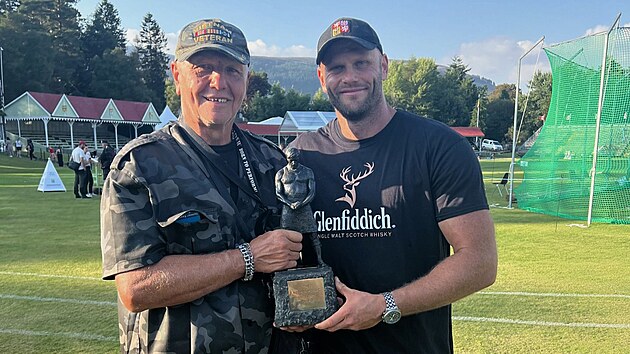 Vladislav Tul��ek, hv�zda skotsk�ch her, se sv�m otcem a trofej� z Braemaru.