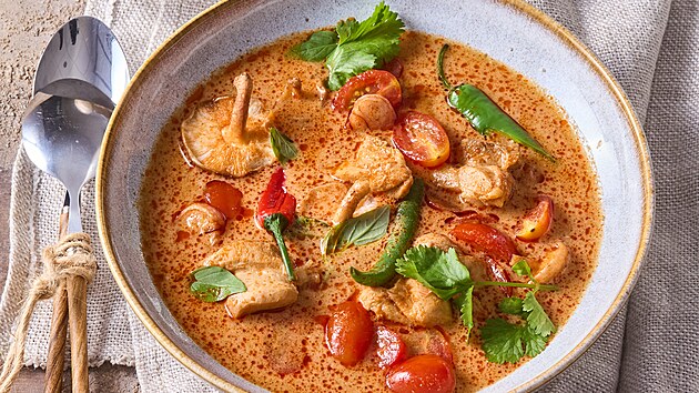 Pol�vka tom kha kai s houbami