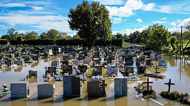 V Polsku je situace kritick v nkolika obcch u eskch hranic. Ve mst Stronie lonskie se v nedli odpoledne protrhla pehrada. (15. z 2024)