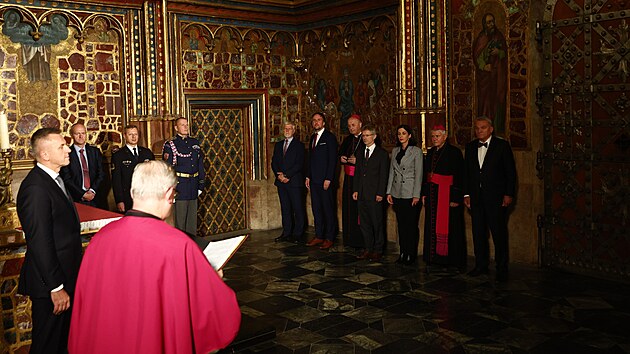 Sedm kl��n�k�. Prezident a premi�r, p�edsedov� obou parlamentn�ch komor, pra�sk� arcibiskup, probo�t svatov�tsk� kapituly a prim�tor hlavn�ho m�sta. (16. z��� 2024)