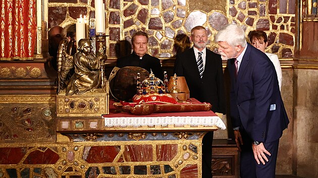 Prezident a dal��ch �est z�stupc� st�tu, c�rkve a m�sta Prahy v �ter� otev�elo Korunn� komoru ve svatov�tsk� katedr�le, kde se uchov�vaj� �esk� korunova�n� klenoty. (16. z��� 2024)