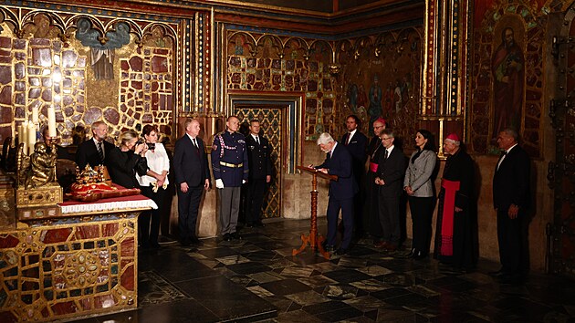 Prezident a dal��ch �est z�stupc� st�tu, c�rkve a m�sta Prahy v �ter� otev�elo Korunn� komoru ve svatov�tsk� katedr�le, kde se uchov�vaj� �esk� korunova�n� klenoty. (16. z��� 2024)
