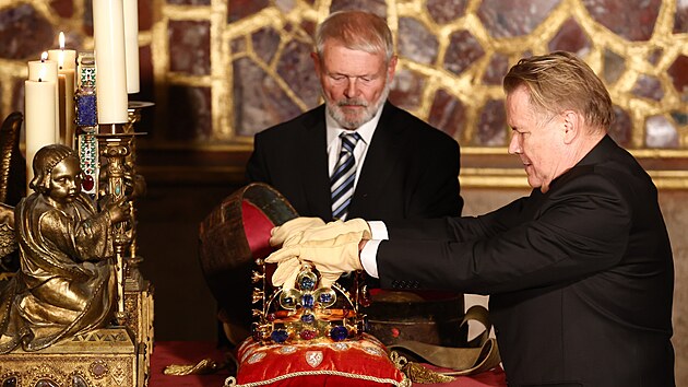 Prezident a dal��ch �est z�stupc� st�tu, c�rkve a m�sta Prahy v �ter� otev�elo Korunn� komoru ve svatov�tsk� katedr�le, kde se uchov�vaj� �esk� korunova�n� klenoty. (16. z��� 2024)