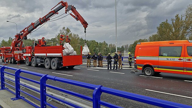 Protrenou hrz v Ostrav pvoze pomhaj zahradit i pyrotechnici, kte odpaluj pytle z hku jebu. (16. z 2024)