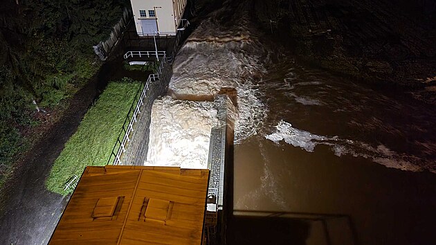 Pehrada Husinec v jinch echch petekla. Stalo se tak kolem pl tvrt v noci. Petok byl oekvan, obyvatel obc pod hrz byli pedem varovni. Po proudu ije na deset tisc lid. (15. z 2024)