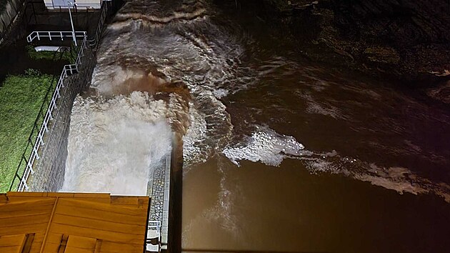 Pehrada Husinec v jinch echch petekla. Stalo se tak kolem pl tvrt v noci. Petok byl oekvan, obyvatel obc pod hrz byli pedem varovni. Po proudu ije na deset tisc lid. (15. z 2024)