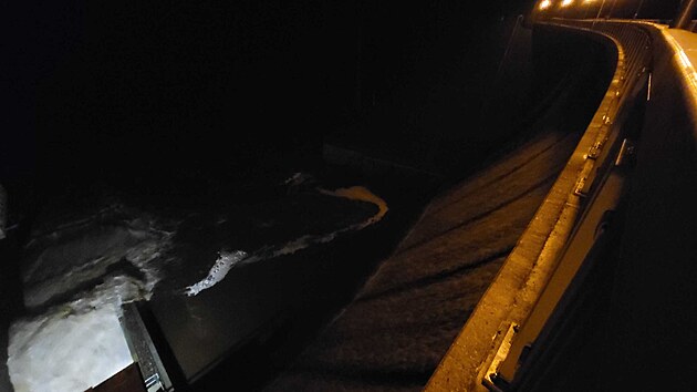 Pehrada Husinec v jinch echch petekla. Stalo se tak kolem pl tvrt v noci. Petok byl oekvan, obyvatel obc pod hrz byli pedem varovni. Po proudu ije na deset tisc lid. (15. z 2024)