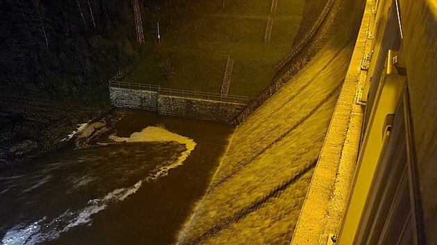 Pehrada Husinec v jinch echch petekla. Stalo se tak kolem pl tvrt v noci. Petok byl oekvan, obyvatel obc pod hrz byli pedem varovni. Po proudu ije na deset tisc lid. (15. z 2024)
