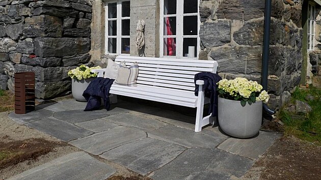 P�ed domem vytvo�il Ole malou terasu s b�idlicov�mi kameny, aby zde vzniklo m�sto pro odpo�inek.