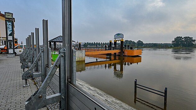 Mobiln� protipovod�ov� st�na na n�mecko-polsk� hranici na �ece Od�e v Braniborsku (19. z��� 2024)