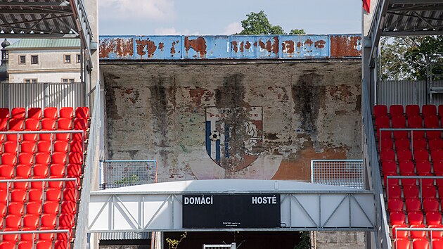 Pardubice maj nov fotbalov stadion. A mezi modernmi tribunami chtrajc Brnu borc.