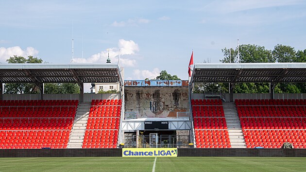 Pardubice maj nov fotbalov stadion. A mezi modernmi tribunami chtrajc Brnu borc.