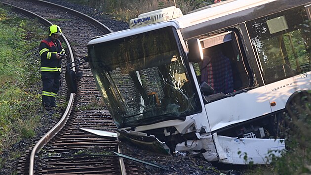 Po stetu s osobnm vozidlem skonil autobus v kolejiti. (19. z 2024)