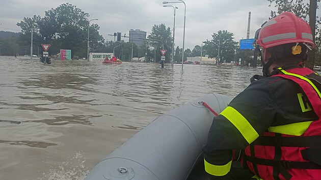 Zsah karlovarskch hasi v Moravskoslezskm kraji, kde od nedlnho veera do pondlnho rna psobili v Opav, odkud se pesunuli evakuovat lidi do Ostravy. (16. z 2024)