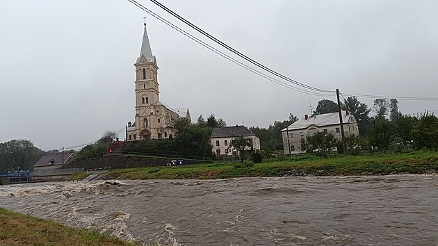 Pohled na �eku B�lou v Mikulovic�ch v sobotu po rozedn�n� nev�stil nic dobr�ho. Na t�et� povod�ov� stupe� s 250 centimetry se dostala o den d��ve, ne� se p�vodn� p�edpokl�dalo.