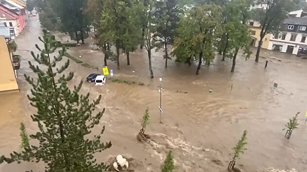 Situace na ekch v Olomouckm kraji se v noci na nedli 15. z kvli vytrvalm dem nadle zhorovala, po rozednn tak mnoho obyvatel neekal pjemn pohled.