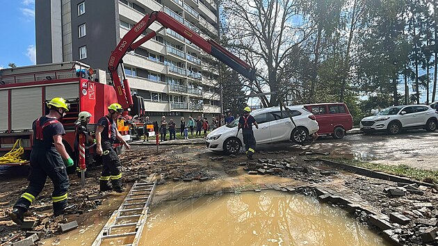 Voda z prasklho pvodnho potrub k vodojemu zaplavila olomouckou ulici Za Vodojemem, a to vetn nkolika aut. Ta museli hasii pesunout jebem. (10. z 2024)