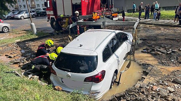 Voda z prasklho pvodnho potrub k vodojemu zaplavila olomouckou ulici Za Vodojemem, a to vetn nkolika aut. Ta museli hasii pesunout jebem. (10. z 2024)