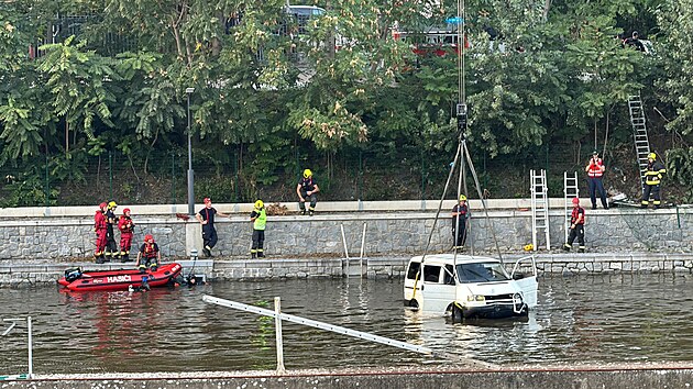Na ostrov �tvanice vyj�d�li hasi�i i policist� k dod�vce, kterou omylem rozpohybovalo mal� d�t� a sjelo s n� a� do Vltavy. (19. z��� 2024)