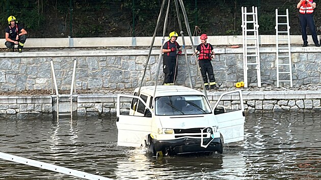 Na ostrov �tvanice vyj�d�li hasi�i i policist� k dod�vce, kterou omylem rozpohybovalo mal� d�t� a sjelo s n� a� do Vltavy. (19. z��� 2024)