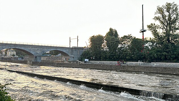 Na ostrov �tvanice vyj�d�li hasi�i i policist� k dod�vce, kterou omylem rozpohybovalo mal� d�t� a sjelo s n� a� do Vltavy. (19. z��� 2024)