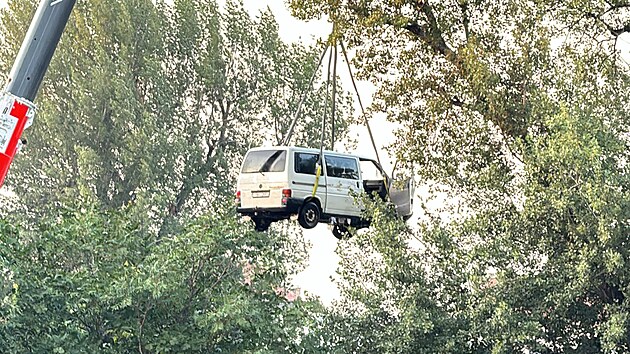 Na ostrov �tvanice vyj�d�li hasi�i i policist� k dod�vce, kterou omylem rozpohybovalo mal� d�t� a sjelo s n� a� do Vltavy. (19. z��� 2024)