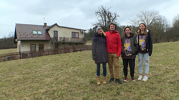 Druz� ��astn�ci bydl� v m�ste�ku Pot�tejn ve vlastn�m dom�. Rodina m� plno nejr�zn�j��ch z�jm� a zakl�d� si na tom, �e spolu v�ichni dob�e vych�zej�.