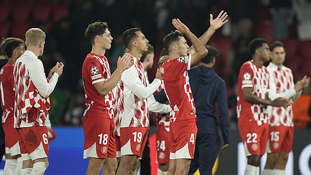 Ladislav Krej�� (18) se spoluhr��i z Girony po proh�e s PSG v Lize mistr�.