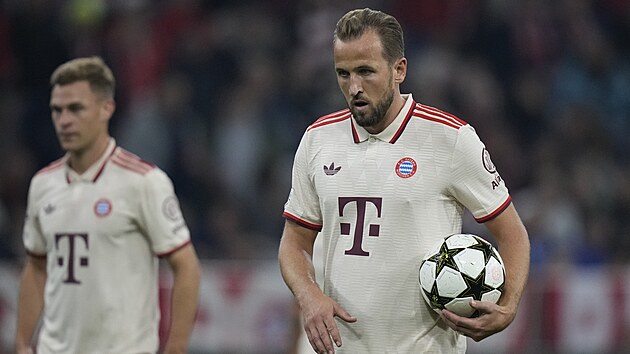Harry Kane z Bayernu Mnichov si bere m�� p�ed penaltou v utk�n� s Dinamem...