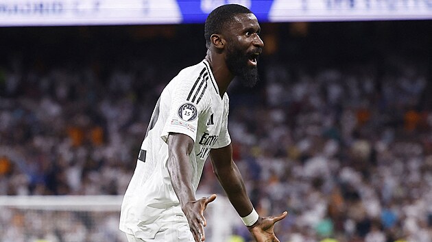 Antonio Rüdiger slaví vedoucí gól Realu Madrid v zápase proti Stuttgartu.