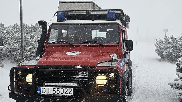 Auto polsk� horsk� slu�by GOPR na zasn�en�m h�ebeni Krkono� (13. z��� 2024)
